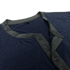 Κοντινό πλάνο λαιμόκοψης ανδρικού μπλε Henley t-shirt με γκρι λεπτομέρειες