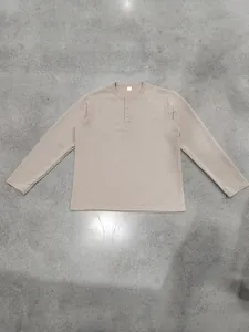 Vue détaillée d'un t-shirt Henley à manches longues gaufré kaki pour homme posé sur le sol