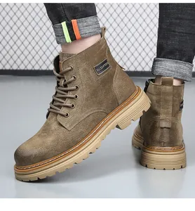 Detailansicht der braunen Leder-Martin-Stiefel für Herren mit Reißverschluss und Sohle