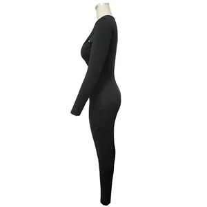 Vue latérale d'une combinaison sexy noire à manches longues avec détail de découpe.