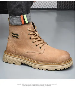 Nahaufnahme von Herren-Stiefeletten aus kamelfarbenem Wildleder mit leichter EVA-Sohle