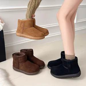Cálidas botas de nieve de invierno con forro de piel en ante marrón, café y negro.