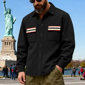 Detailweergave van een zwart Amerikaans zwaargewicht fleece werkjack met drukknopen