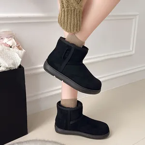 Vista detallada de botas de nieve de ante negro con suelas gruesas para el invierno frío