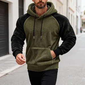 Detailansicht Herren Sherpa-Fleece-Hoodie mit zweifarbigem Raglanärmel-Design in Grün