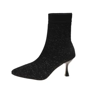 Seitenansicht schwarze Glitzer-Stricksockenstiefeletten mit elegantem Stilettoabsatz