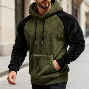 Herren-Fleece-Hoodie in Oliv und Schwarz, Detailaufnahme in städtischer Außenumgebung.