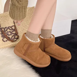 Detalle de botas de nieve para mujer de ante marrón con forro polar muy grueso.