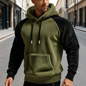 Detailaufnahme eines Herren-Sherpa-Fleece-Hoodies im olivgrünen und schwarzen Color-Block-Design.
