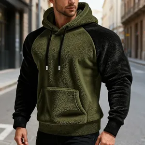 Detailansicht eines Herren-Fleece-Hoodies mit Raglanärmeln und warmem Farbmix-Design