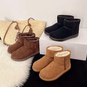 Botas de nieve de ante cálidas con forro de piel en negro, marrón y camel.