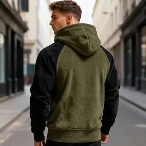 Rückansicht des Herren-Sherpa-Hoodies in Olivgrün und Schwarz aus dickem Fleece-Stoff.