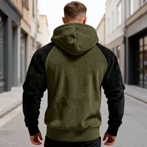 Rückansicht eines Fleece-Hoodies für Herren mit Raglanärmeln in Armee-Grün und Schwarz