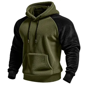 Nahaufnahme eines Herren-Fleece-Raglan-Hoodies in Armeegrün und Schwarz mit Textur.