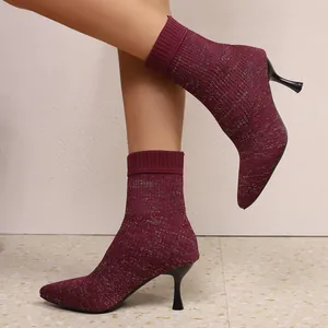 Detailansicht weinroter Strick-Sockenstiefel mit spitzer Zehenpartie und Stilettoabsatz