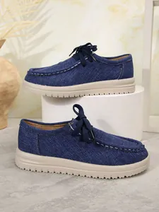 Blauwe damesloafers met denim-look, vetersluiting en een comfortabele beige dikke zool
