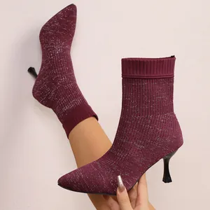 Burgunderroter Strick-Sockenstiefel mit Glitzer, spitzer Kappe und Pfennigabsatz.