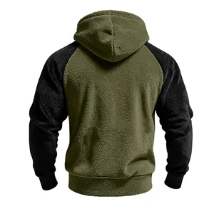 Rückansicht des olivegrün-schwarzen Herren-Fleece-Kapuzenpullovers mit Raglanärmeln