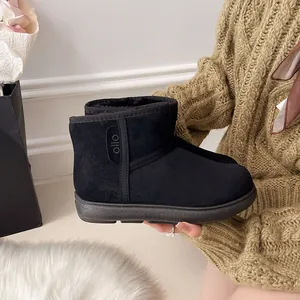 Detalle de botas de nieve de ante negro con suela gruesa y forro de felpa muy cálido