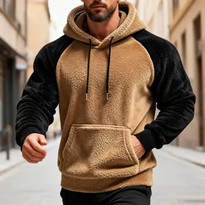 Nahaufnahme von Herren-Sherpa-Fleece-Hoodie mit Raglanärmeln und Kapuze, zweifarbig.