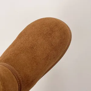 Primer plano detallado que muestra la textura de ante marrón de botas de invierno