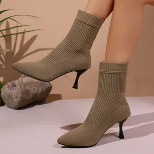 Strick-Socken-Stiefeletten mit spitzer Zehenpartie und schmalen hohen Absätzen.