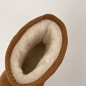 Detalle del forro polar grueso y cálido de las botas de nieve de invierno en gamuza