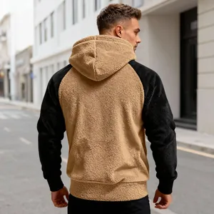 Rückenansicht des Herren-Teddyfleece-Hoodies mit schwarzen Raglanärmeln und Kapuze