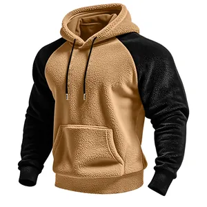 Detail eines Herren-Fleece-Hoodies mit Farbmuster, Raglanärmeln und Kängurutasche