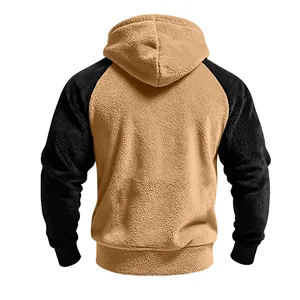 Detailansicht der Rückseite eines zweifarbigen Herren-Fleece-Hoodies mit Raglanärmeln