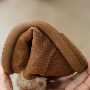 Primo piano della suola in gomma flessibile degli stivali invernali scamosciati per bambini.