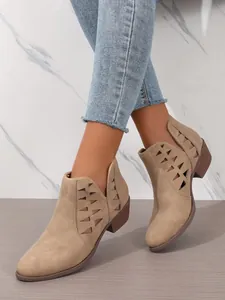 Stivaletti alla moda in finta pelle scamosciata con design traforato e tacco largo