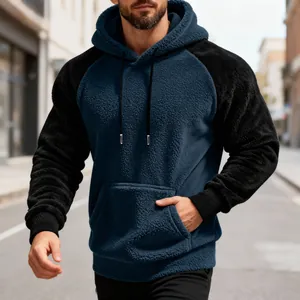 Detail eines Herren-Kapuzenpullovers aus Sherpa-Fleece mit Raglanärmeln und Kapuze