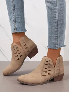 Dettaglio degli stivaletti kaki traforati con motivi a triangolo e tacco a blocco