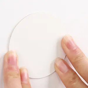 Runder Klebeflicken für Saugnapfhaken an Fliesenwänden, in weißem, schlichtem Design