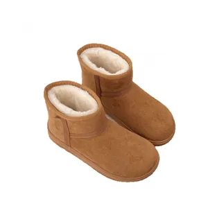 Botas de nieve clásicas de gamuza marrón con forro grueso de piel sintética blanca de invierno.