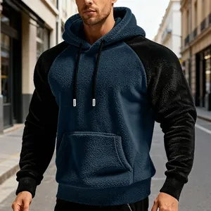 Detailansicht des zweifarbigen Sherpa-Fleece-Hoodies für Herren mit Raglanärmeln und Kängurutasche
