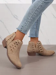 Stivaletti da donna color kaki con tacco grosso e dettagli traforati al laser