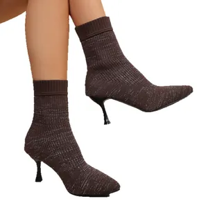 Stilvolle dunkelbraune Glitzer-Stricksockenstiefel mit spitzer Kappe und Pfennigabsatz
