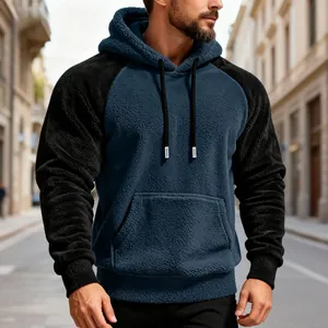 Detailansicht Herren-Kapuzenpullover aus Sherpa-Fleece in Marineblau und Schwarz