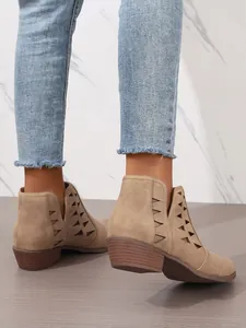Eleganti stivaletti scamosciati kaki con trafori laterali e comodo tacco a blocco.