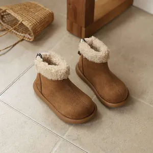 Stivali da neve marroni per bambini con fodera in ecopelliccia e suola spessa.