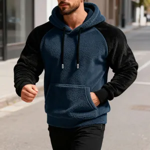 Detailansicht eines Herren-Fleece-Hoodies mit Raglanärmeln und Plüschstruktur