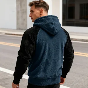 Rückansicht eines Herren-Fleece-Hoodies mit Raglanärmeln und zweifarbigem Colorblocking