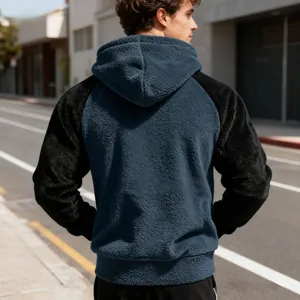 Rückansicht eines blauen und schwarzen Herren-Sherpa-Fleece-Kapuzenpullovers