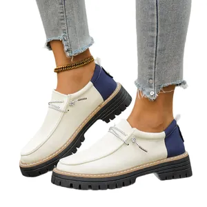 Stijlvolle dames vintage canvas loafers in crème met marineblauwe details en dikke zool