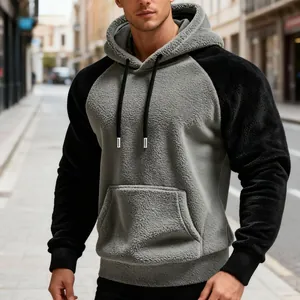 Detailansicht eines Herren-Hoodies mit Raglanärmeln aus flauschigem Fleece in Grau und Schwarz