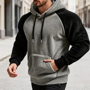 Detailansicht eines zweifarbigen Herren-Sherpa-Fleece-Hoodies mit Raglanärmeln und Kapuze.