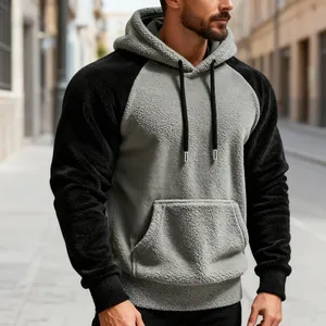 Detailansicht eines Herren Fleece-Hoodies mit Raglanärmeln und weicher Textur.