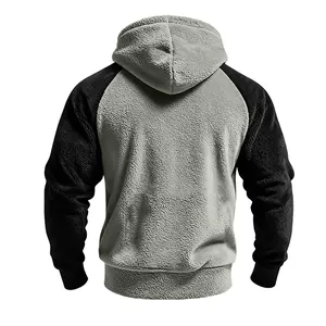 Zweifarbiger Fleece-Hoodie für Herren mit Raglanärmeln und plüschiger Rückansicht.